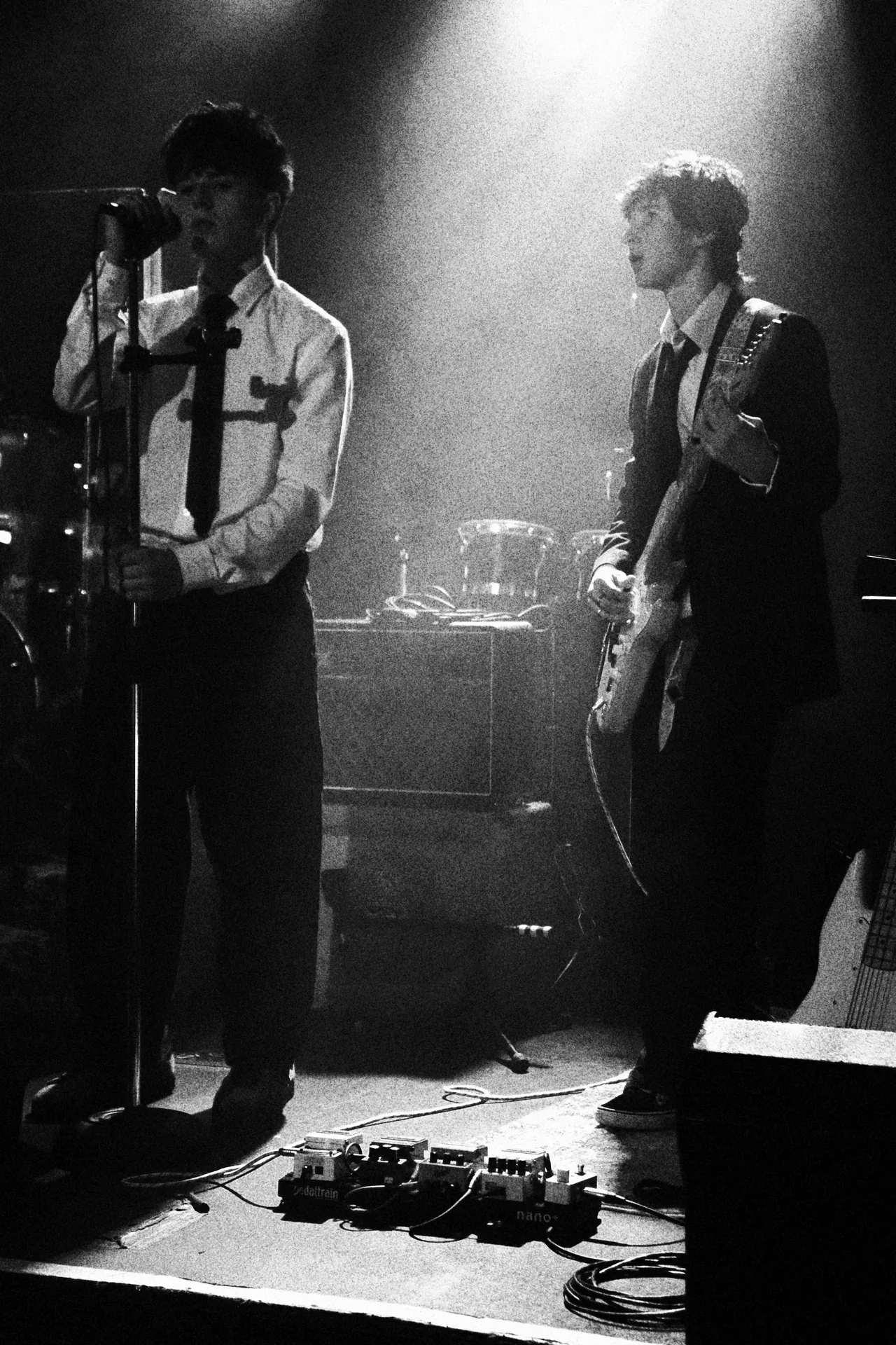 Kemlo at the microphone beside the guitarist mid song